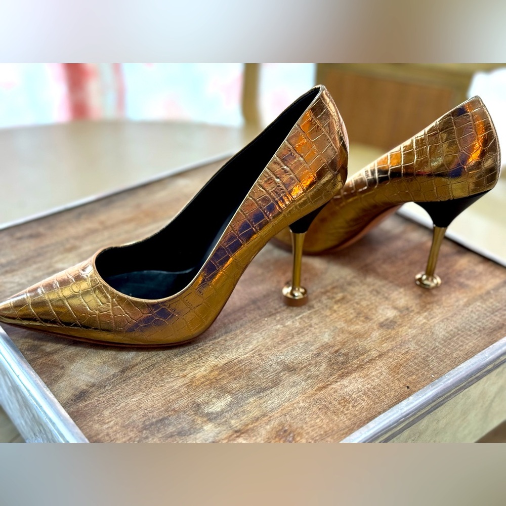 G. P. Per Noy Vero Cuoio Metallic Gold Heels
